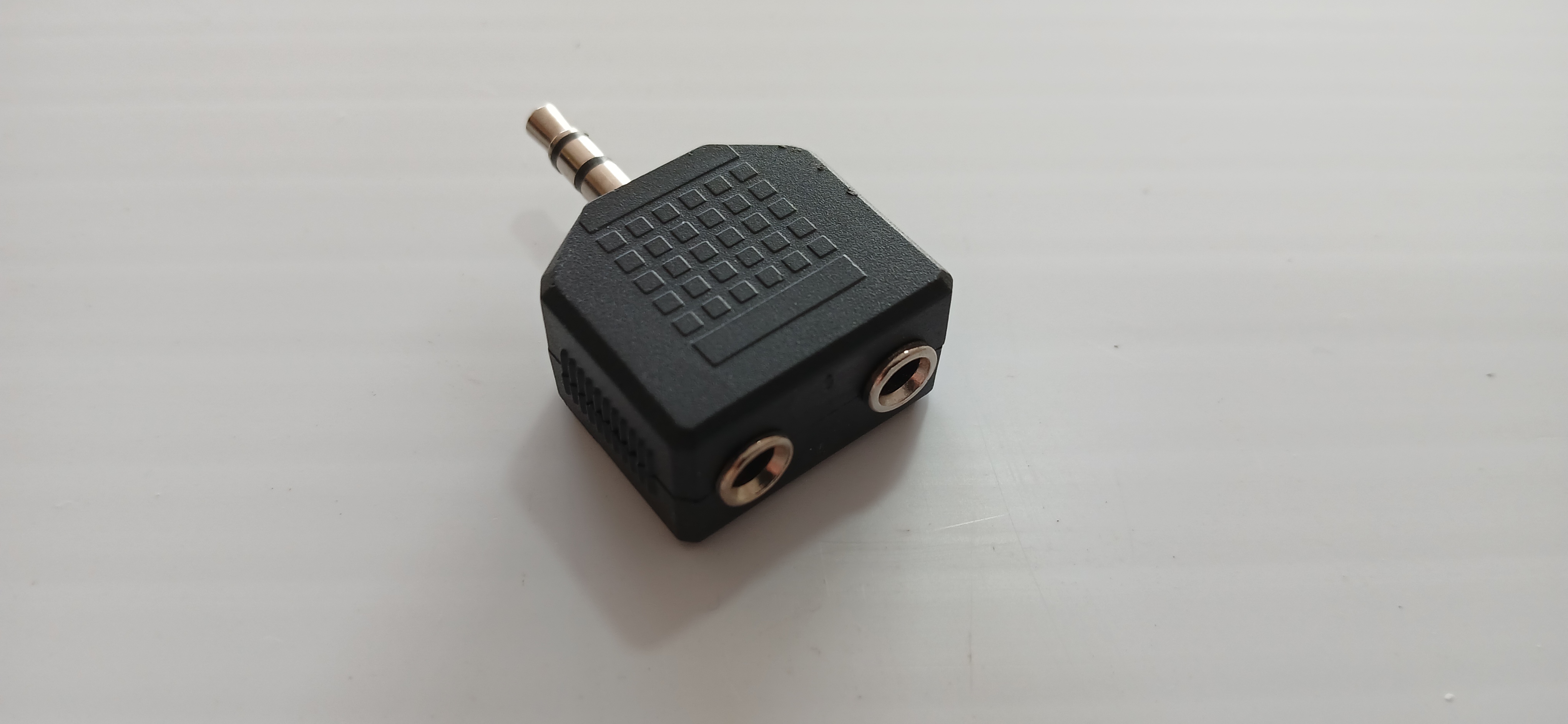 ADAPTADOR AUDIO PLUG 3.5M A 2 PLUG 3.5H - NETMAK